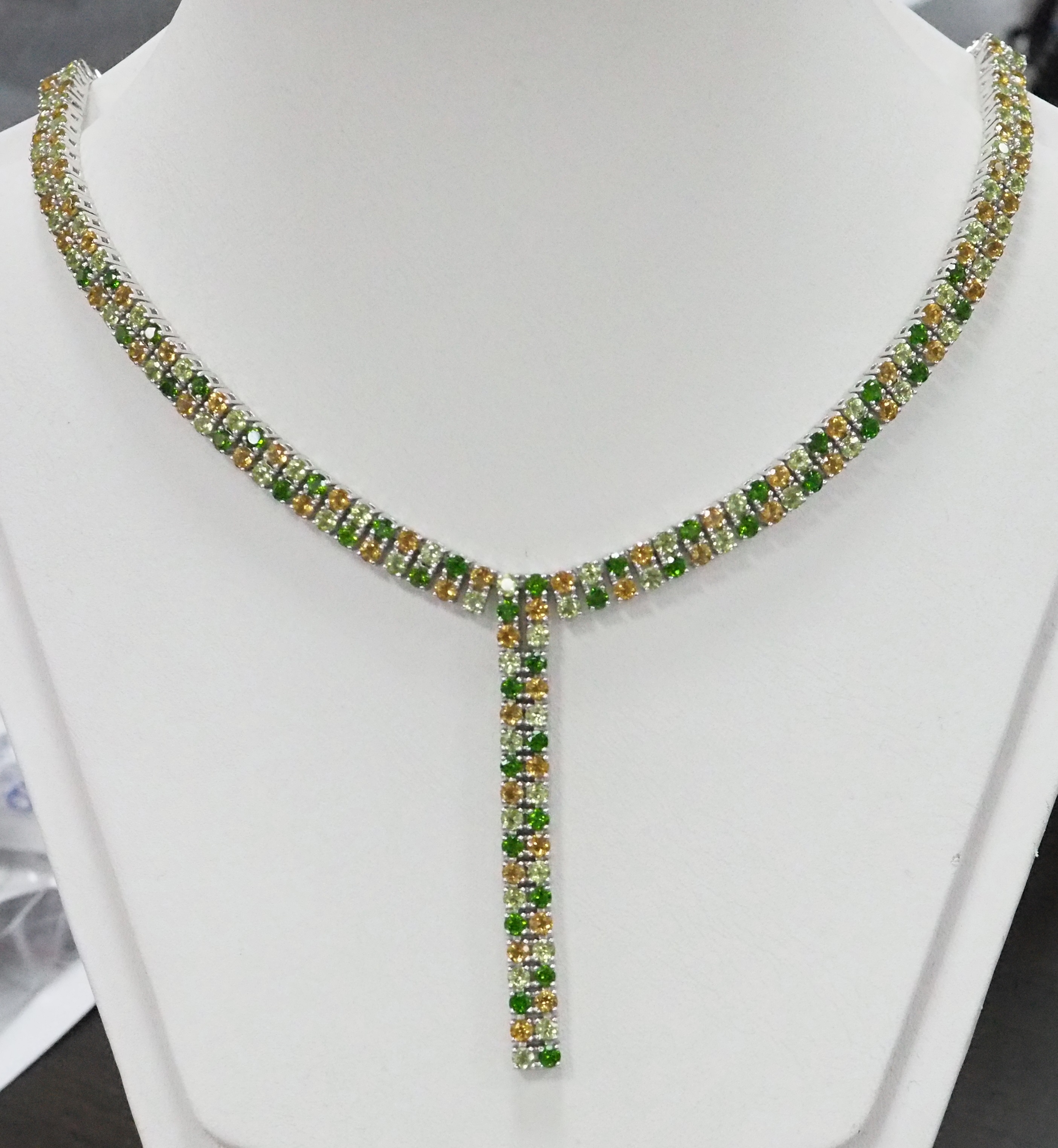 Серебряное колье с самоцветами
